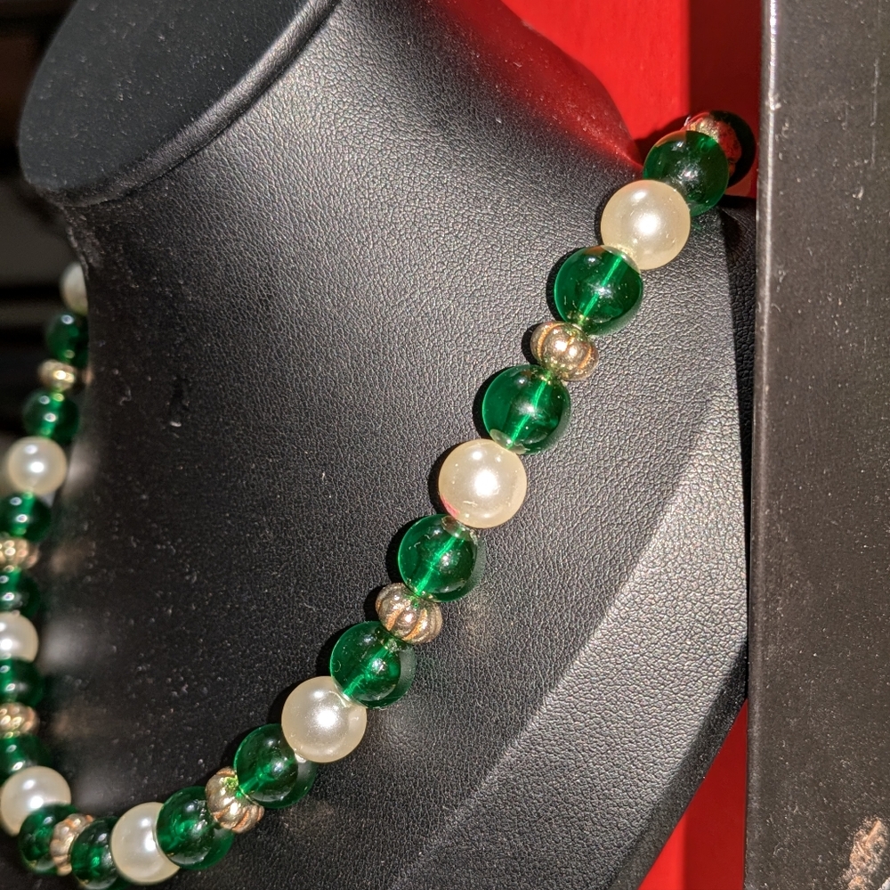 Formal green and pearl necklace with gold trim 18 in long gorgeous formal. - Picture 7 of 7